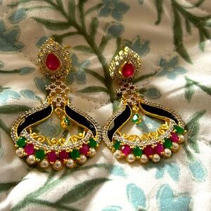 Perfect for gifting- Fancy crystal ear rings : NEW